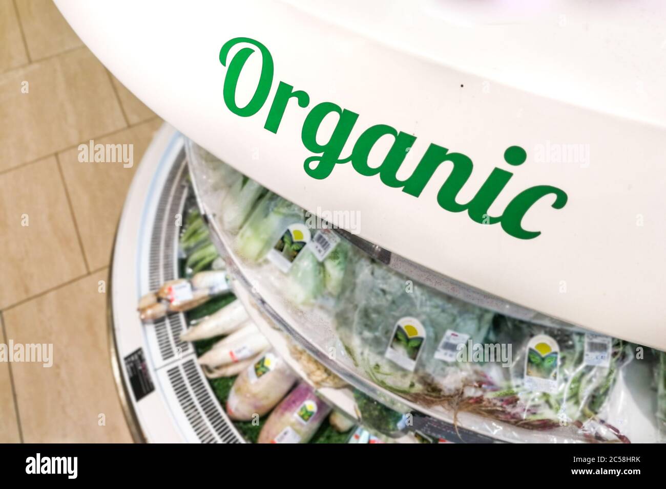 Segnaletica biologica per le parole nella sezione corridoio refrigerata di frutta e verdura del supermercato Foto Stock