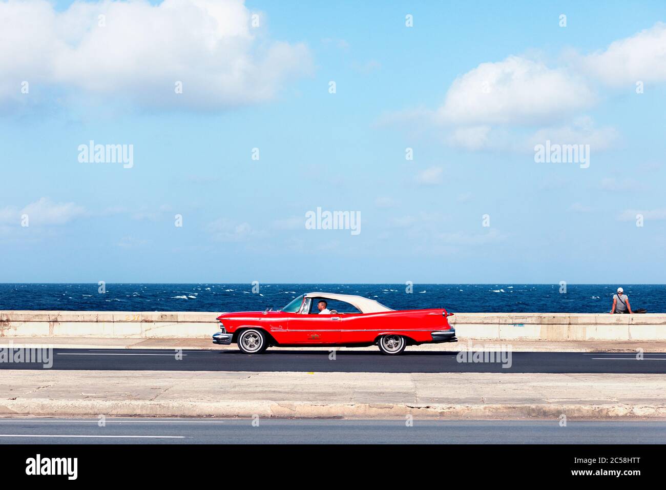 Auto classica in Cuba la strada più famosa, Malecon. Il mare, la classica auto rossa. Cuba essenziale Foto Stock