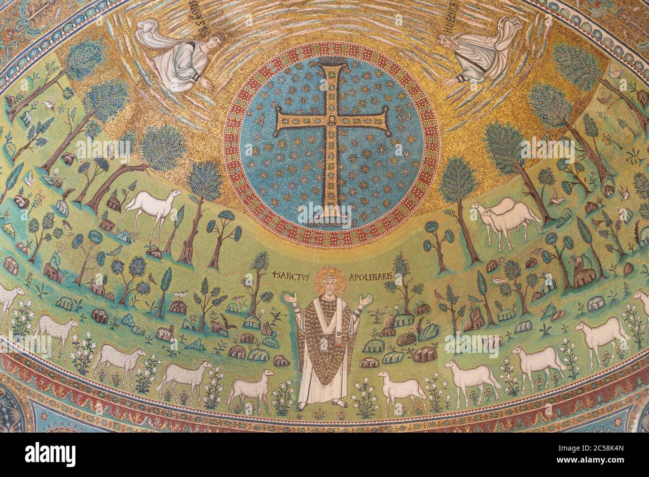 RAVENNA, ITALIA - 29 GENNAIO 2020: Il mosaico nell'abside principale con la croce paleocristiana e simbolica nella Basilica di Sant'Apolinare. Foto Stock