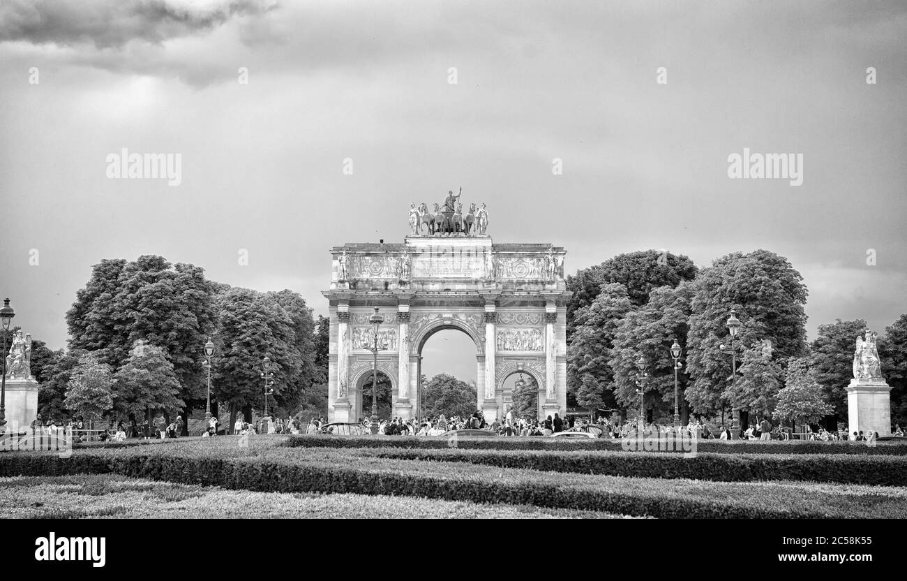 Parigi, Francia - 02 giugno 2017: Arco trionfale. Arc de Triomphe du Carrousel. Cortile estivo e giardino sul cielo nuvoloso. Monumento storico. Attrazione della città. Visite turistiche. Viaggiare e vagerlust. Foto Stock