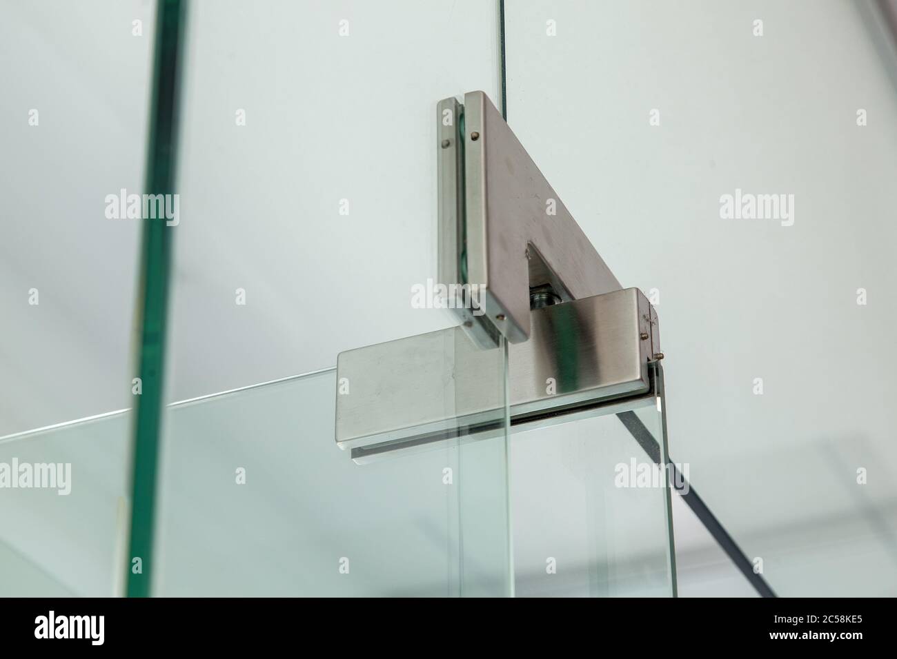 cerniere per porte in vetro per bagno, primo piano di accessori  incernierati di divisori trasparenti Foto stock - Alamy