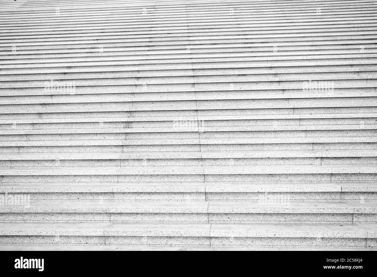 Prendi le scale per raggiungere il successo. Scale in pietra all'aperto. Scale o scale. Scale astratte per lo sfondo. Passi concreti. Architettura e struttura. Successo e ambizione. Foto Stock