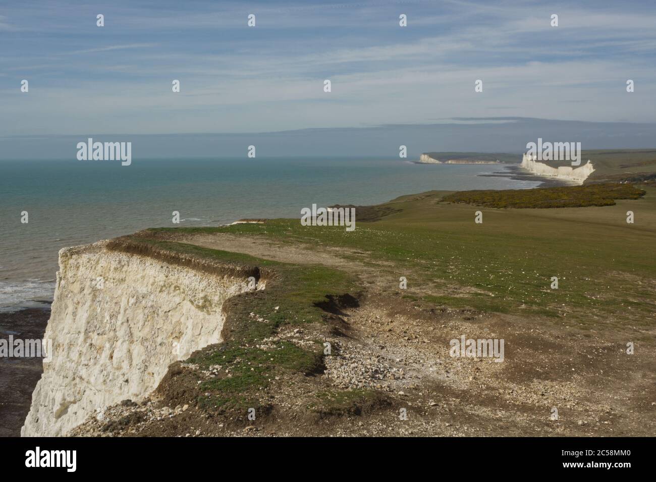 Campagna e costa a Beachy Head scogliere di gesso nel sud Downs, vicino Eastbourne, Sussex est, Inghilterra. Non ci sono persone a causa del blocco da Covid Foto Stock