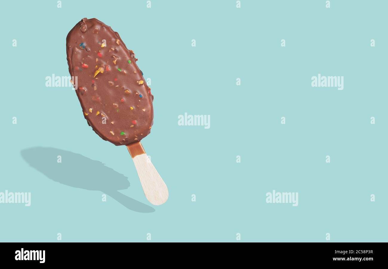 pezzo di gelato al cioccolato su un bastone. Foto Stock