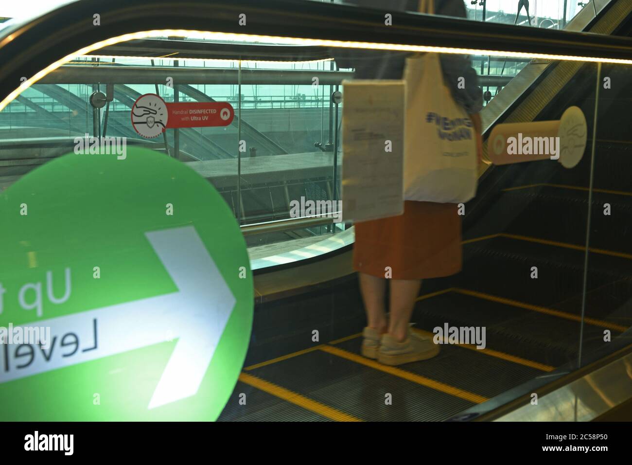 Singapore. 1 luglio 2020. Una scala mobile che utilizza la tecnologia a luce LED UV-C (ultravioletta-C) per disinfettare i corrimano è vista in funzione all'aeroporto Changi di Singapore il 1 luglio 2020. Credit: Allora Chih Wey/Xinhua/Alamy Live News Foto Stock