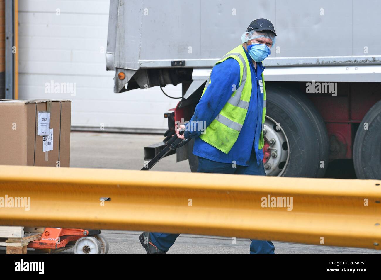 Un lavoratore che indossa una maschera al Walkers Crisp fabbrica a Leicester dopo la società ha confermato che ci sono stati 28 casi positivi di Covid-19 al sito. Foto Stock