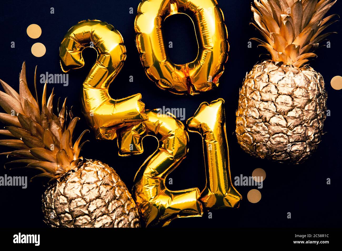 Felice anno nuovo 2021 oro palloncino in lamina e ananas celebrazione sfondo Foto Stock