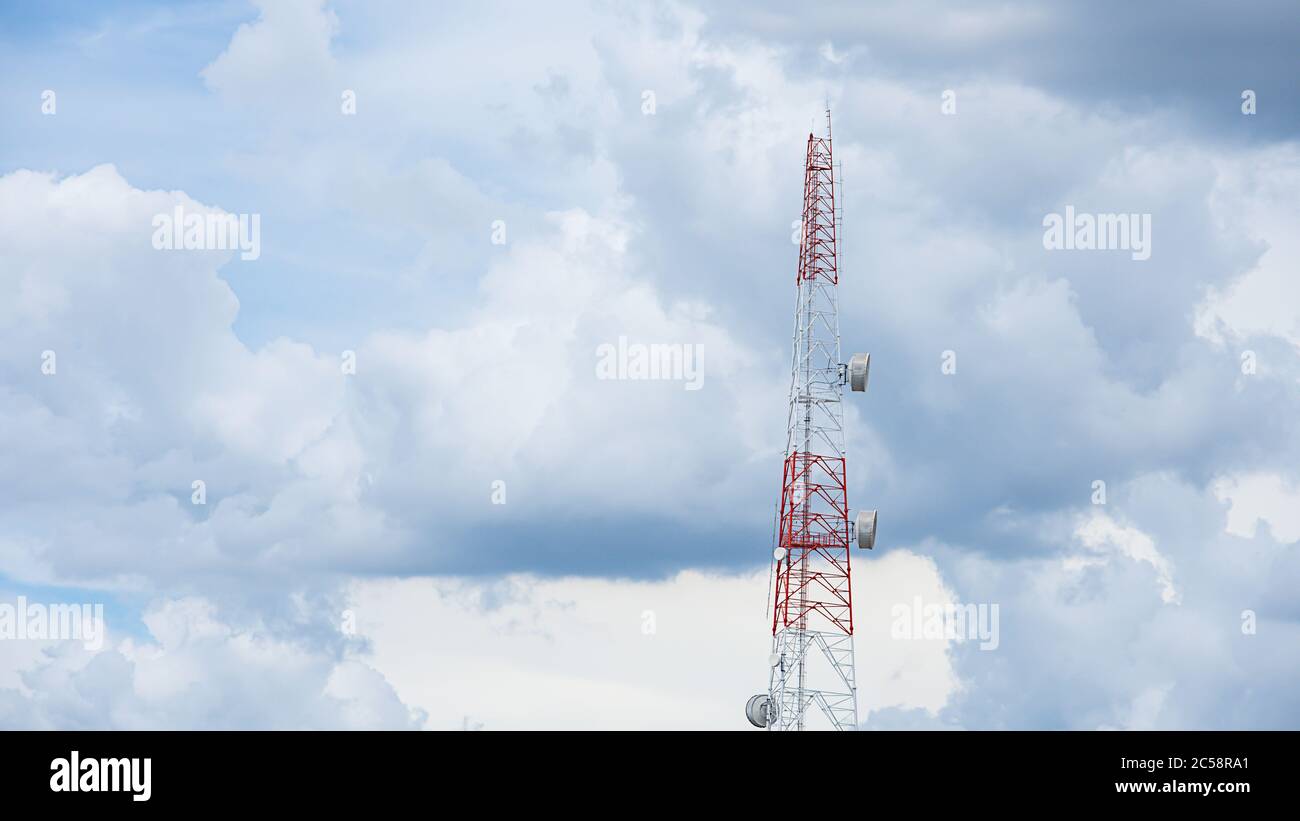 Trasmissione onda grande montante di segnale del telefono con un luminoso cielo blu. Foto Stock