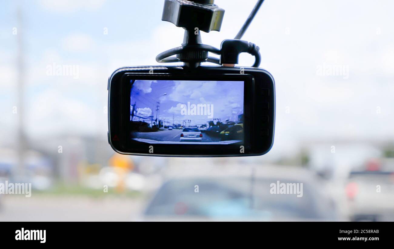 Fotocamera sulla parte anteriore di un'auto sfondo Auto sulla strada e nuvole nel cielo. Foto Stock
