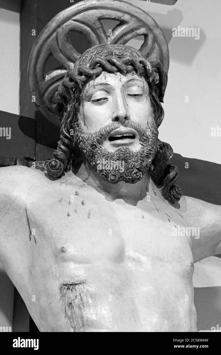 RAVENNA, ITALIA - 28 GENNAIO 2020: La statua scolpita di Gesù sulla croce nella chiesa di Santa Maria maggiore. Foto Stock