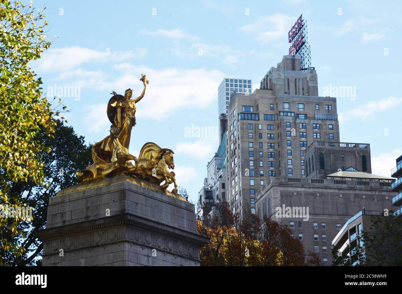 New York City scultura del Columbia Triumphant e Essex House Hotel Central Park Travel novembre 2015 Foto Stock