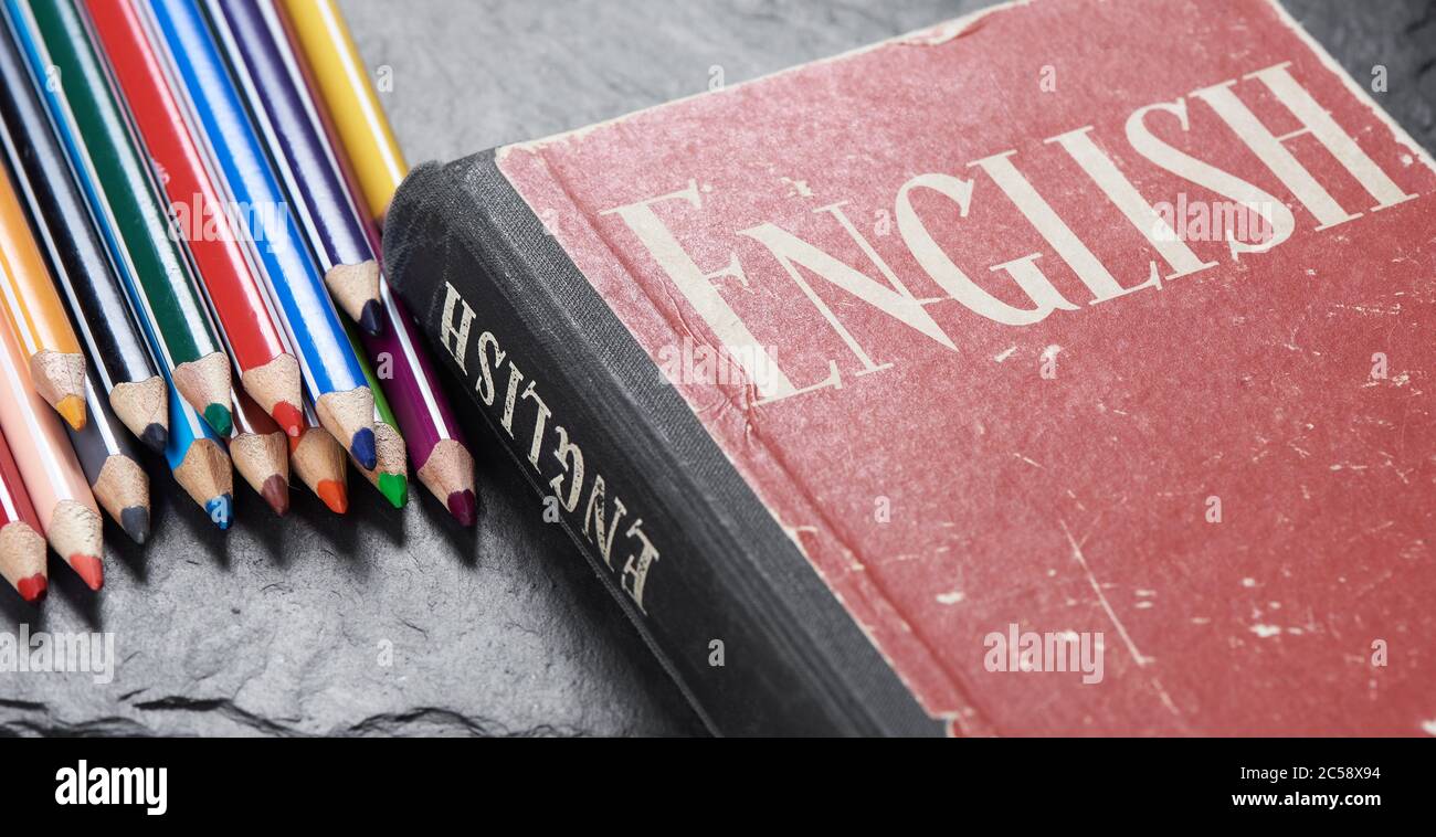 Imparare l'inglese concetto. Dizionario con matite Foto stock - Alamy