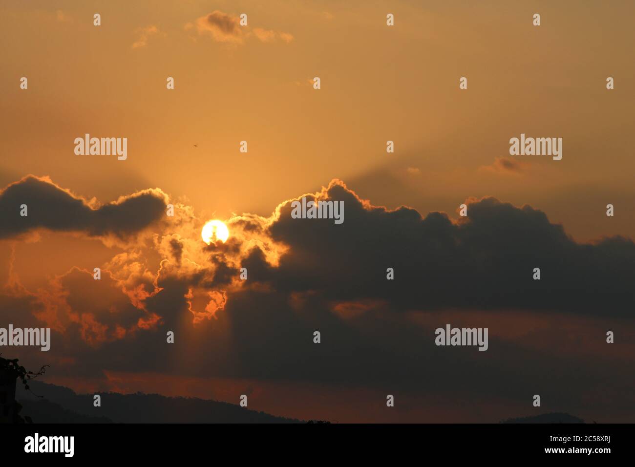 Astratto natura sfondo. Spettacolare ora d'oro cielo nuvoloso tramonto con raggi di sole Foto Stock