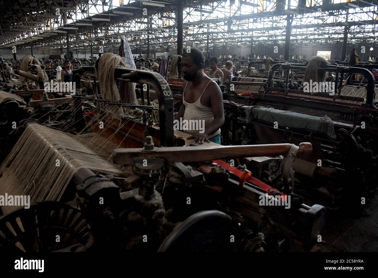 DHAKA, BANGLADESH - 01JULY 2020: Lavoratori impegnati nella produzione di sacchi di iuta presso il mulino per la lavorazione della iuta a Narayanganj vicino a Dhaka,. L'industria della iuta in Bangladesh è un'industria che è storicamente e culturalmente importante che un tempo era l'industria più grande nella regione. Foto Stock