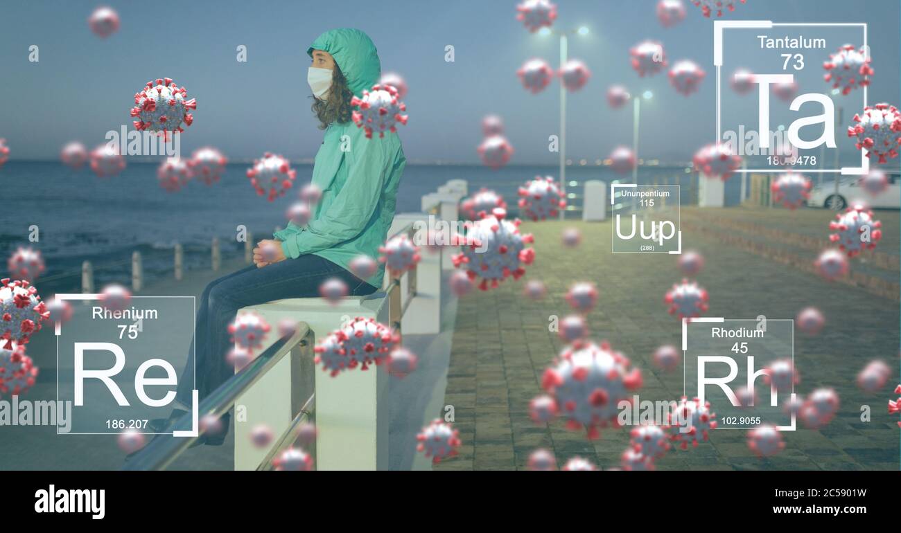 Covid-19 cellule ed elementi chimici contro la donna che indossa la maschera seduta sul lungomare Foto Stock