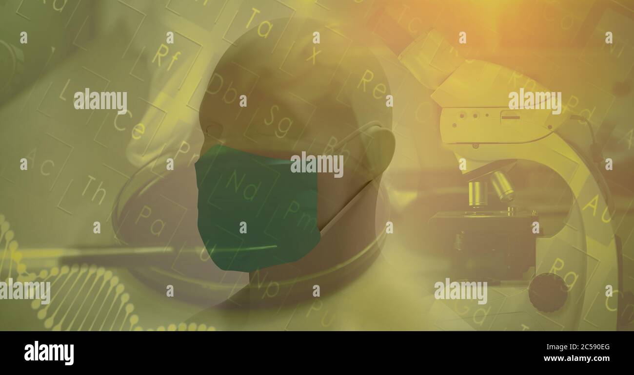 Tavolo periodico e modello 3D della testa umana con maschera facciale contro il microscopio Foto Stock