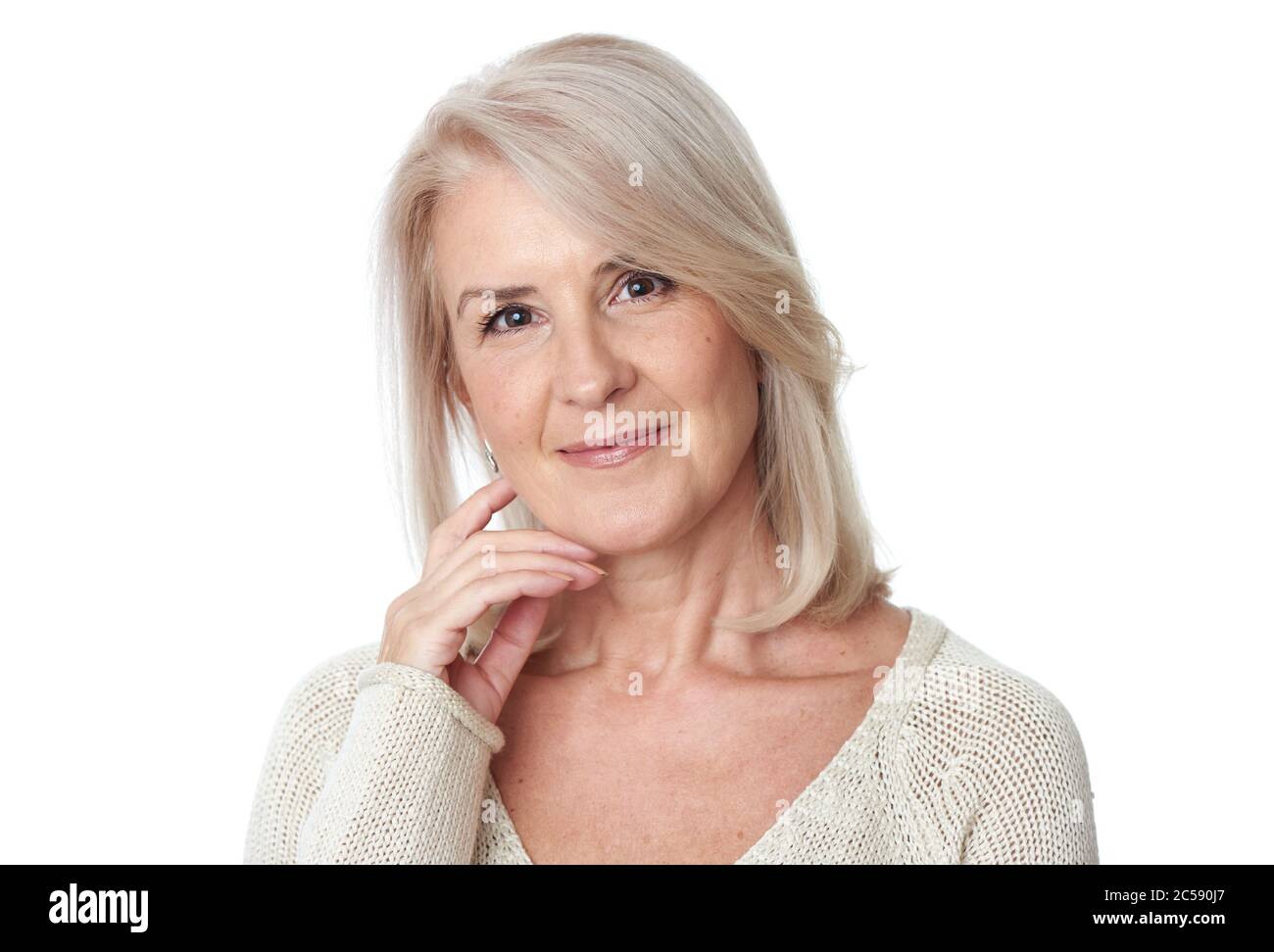 Bella donna ritratto 50 anni isolato su sfondo bianco Foto Stock