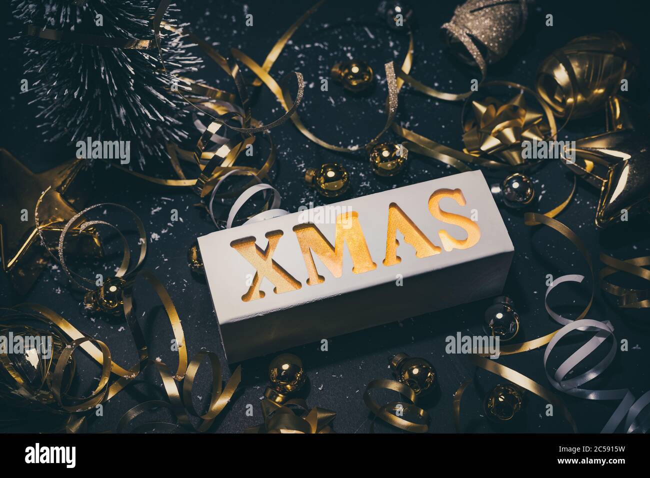 Buon natale, Natale e celebrazione concetti con xmas lightbox testo e ornamento in colore dorato su sfondo scuro.stagione invernale e anniversario da Foto Stock