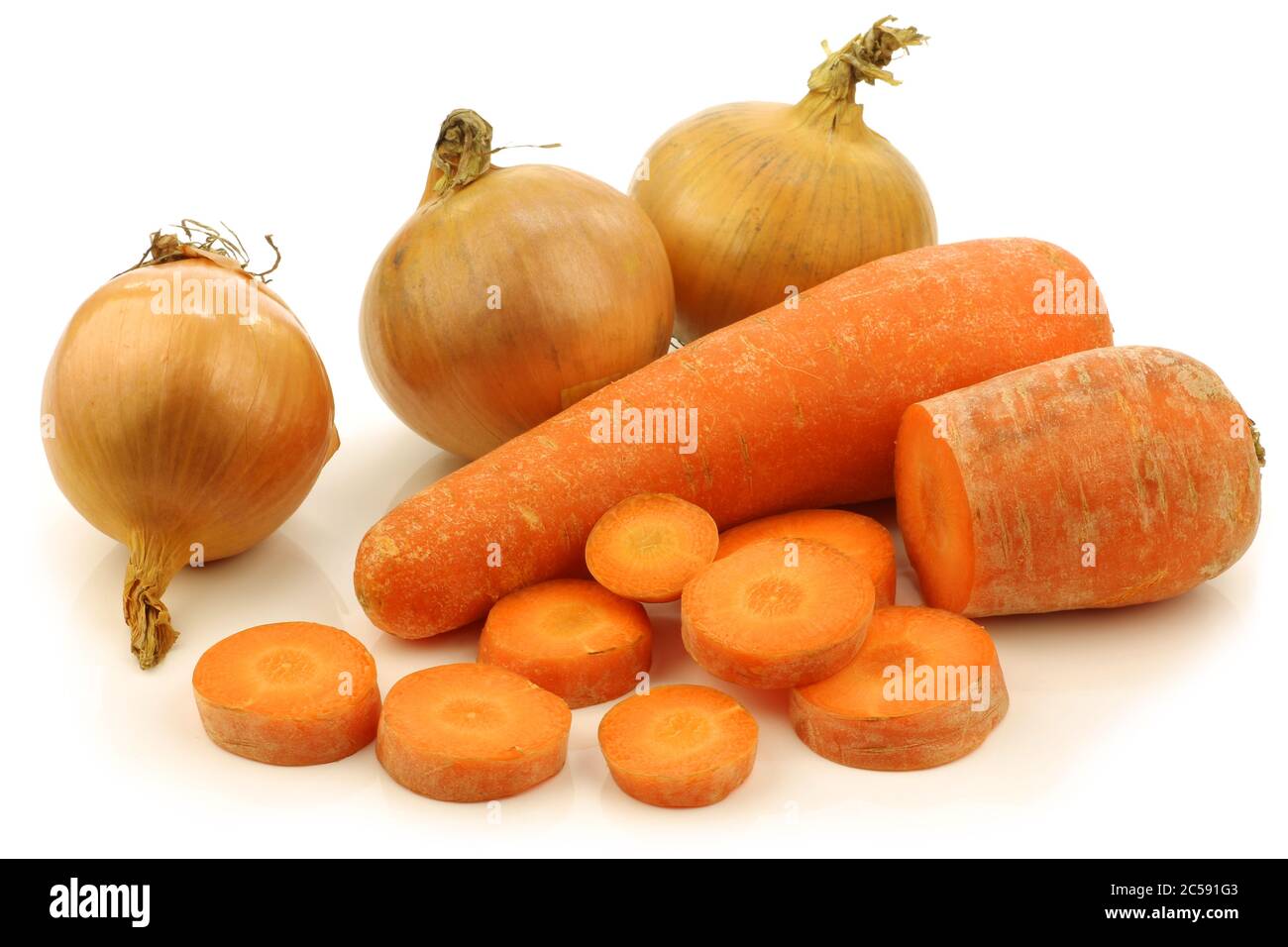 tagliare le carote invernali e alcune cipolle fresche per preparare la zuppa o stufato su sfondo bianco Foto Stock