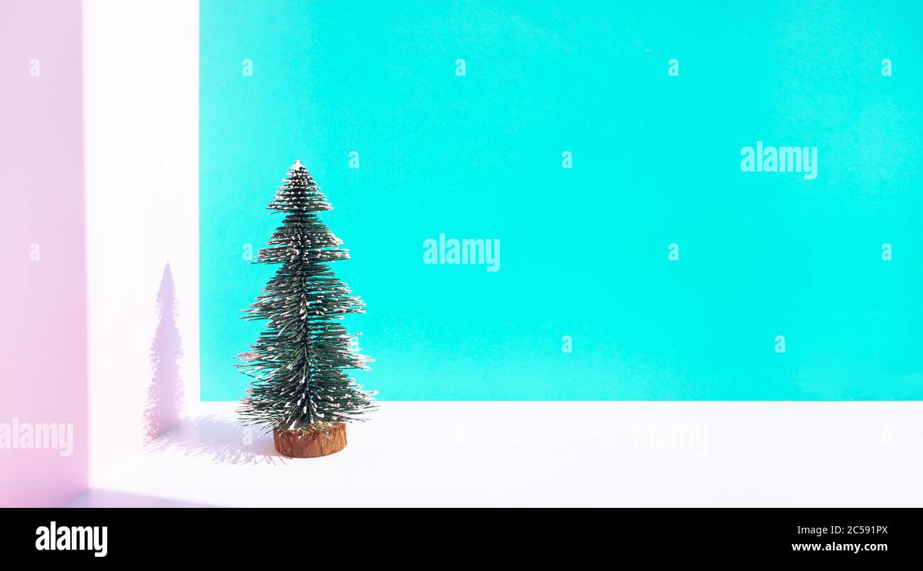 Idee di concetti del festival di Natale con mock up carino pino su sfondo colore pastello.per decorazione celebrare il disegno di scheda. Foto Stock