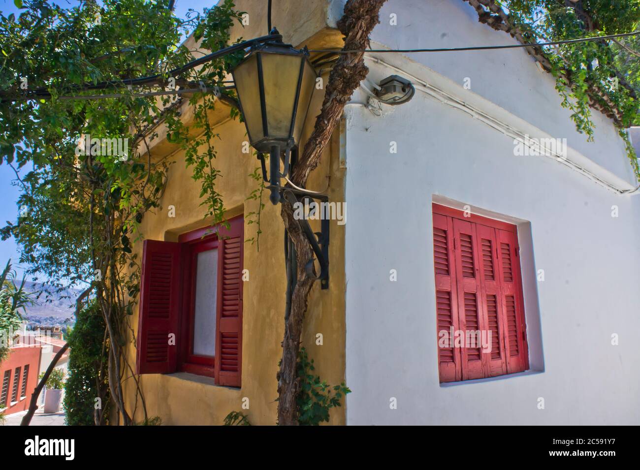 Plaka Anafiotika, vista sulla strada della città vecchia con piccole case bianche, Atene, Grecia Foto Stock