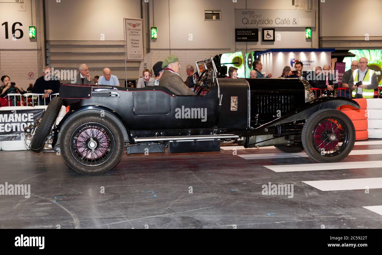 Vista laterale di una Vanden Plas 1929, Bentley 4,5 l Sports a 4 posti, in auto lungo la Grand Avenue, durante la London Classic Car Show 2019 Foto Stock