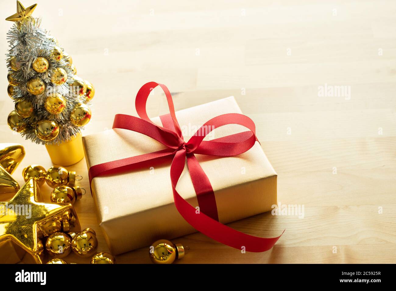 Buon natale concetti con regalo scatola presente e ornamento elemento su tavola di legno background.winter stagione saluto idee.vista superiore Foto Stock