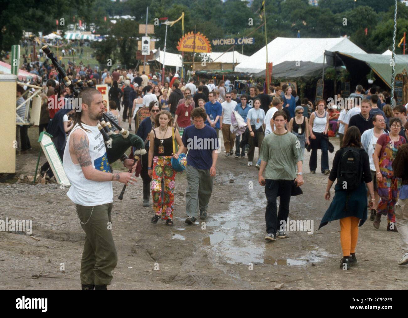 Suonatore di cornamusa al Glastonbury Festival 1998, Worthy Farm Somerset, Inghilterra, Regno Unito. Foto Stock