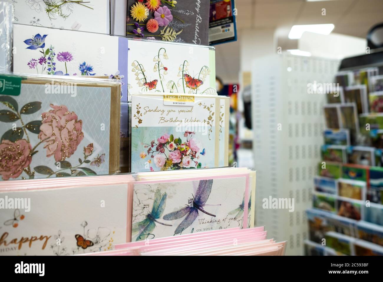 Messa a fuoco superficiale di una selezione di carte di celebrazione viste in esposizione ad un ben noto stazionario e libro immagazzinano. Foto Stock
