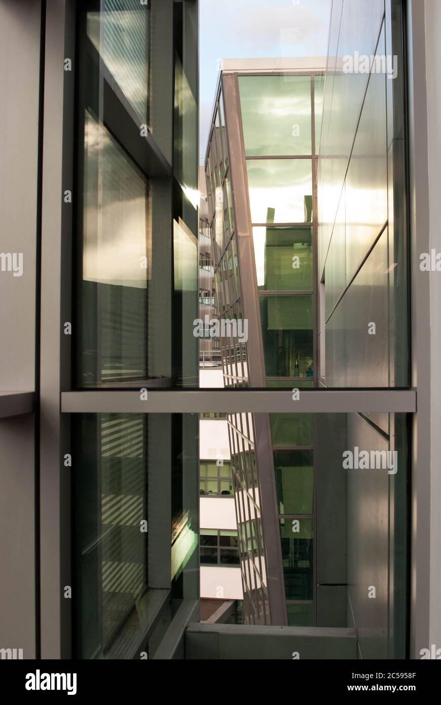 Vista dall'interno di un edificio in vetro che si affaccia Foto Stock