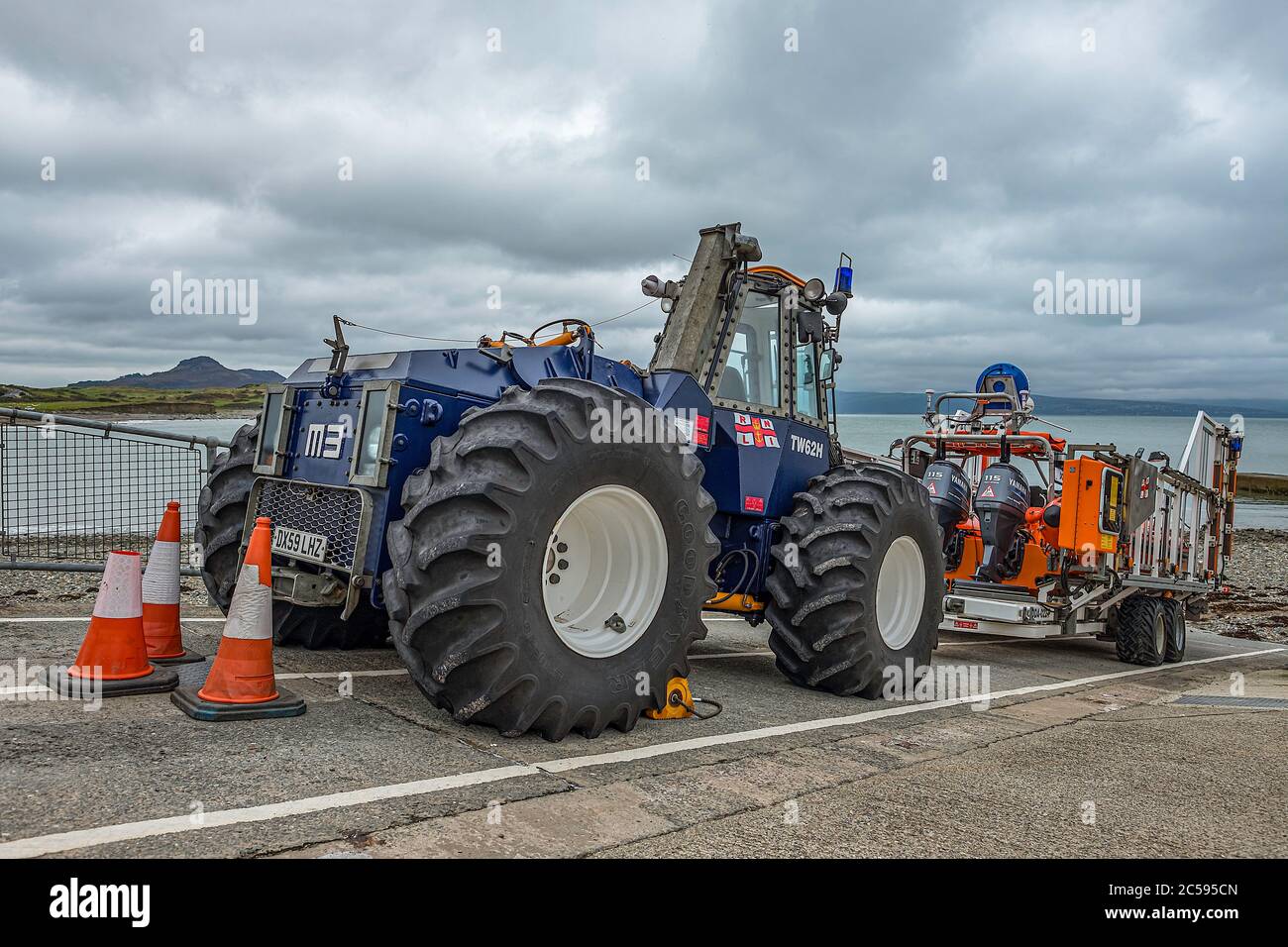 Trattore RNLI Talus TW58H utilizzato per il lancio e il recupero a Criccieth, Galles occidentale. Foto Stock