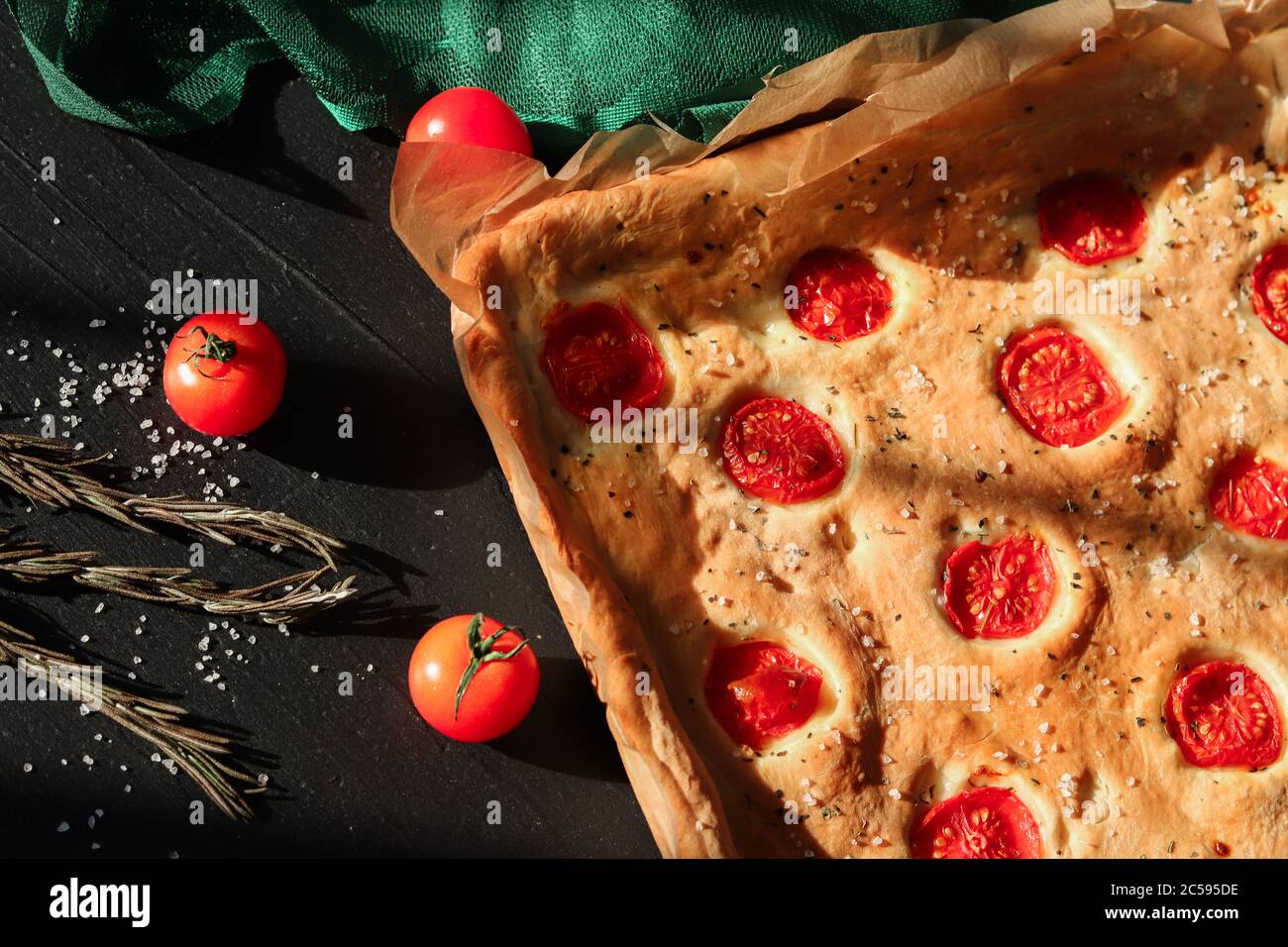 Focaccia classica italiana con pomodori ciliegia. Vista dall'alto. Foto Stock