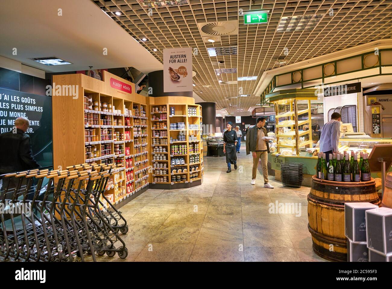 BERLINO, GERMANIA - CIRCA SETTEMBRE 2019: Dentro le Galeries Lafayette a Berlino. Foto Stock