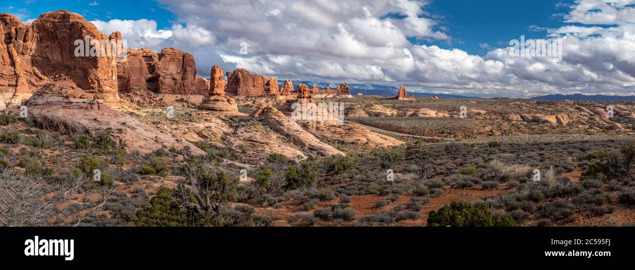 Panorama mozzafiato delle formazioni rocciose Garden of Eden in pietra arenaria in una giornata di sole con un bellissimo paesaggio torbido, Arches National Park, Moab, Utah Foto Stock