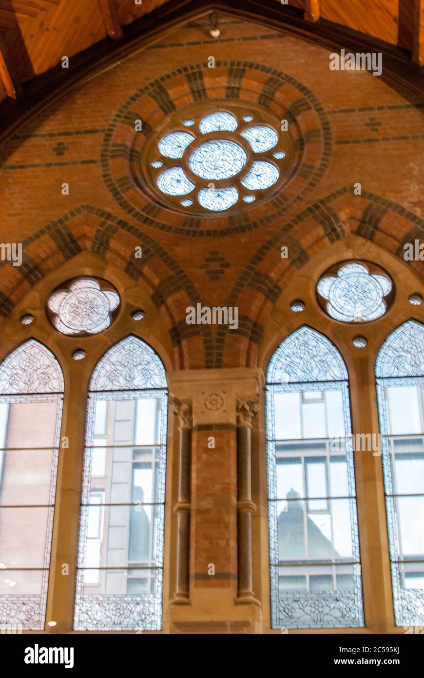 All'interno della Biblioteca della Scuola di Laurea della Queen University di Belfast Foto Stock