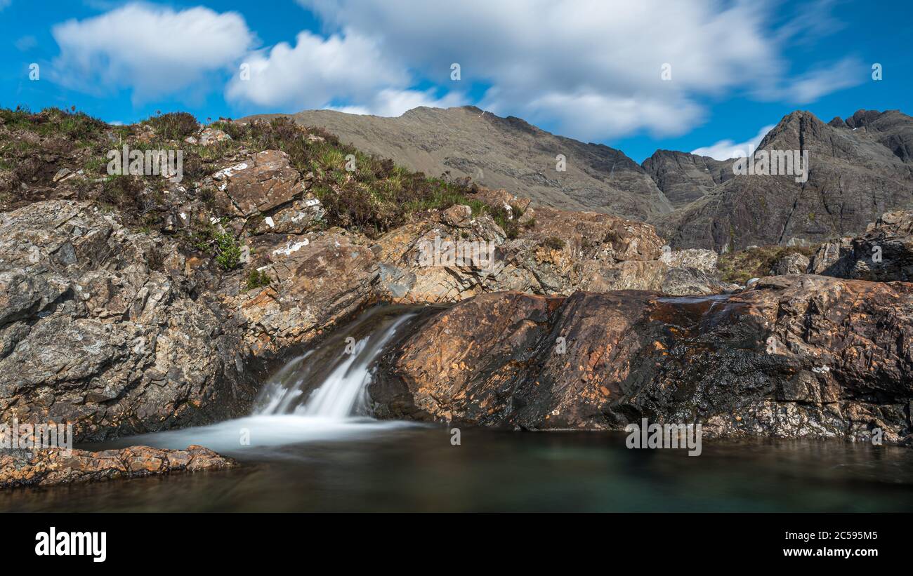 Le piscine Fairy, in Glen fragtle sull'isola di Skye con il crinale Cuillin sullo sfondo Foto Stock