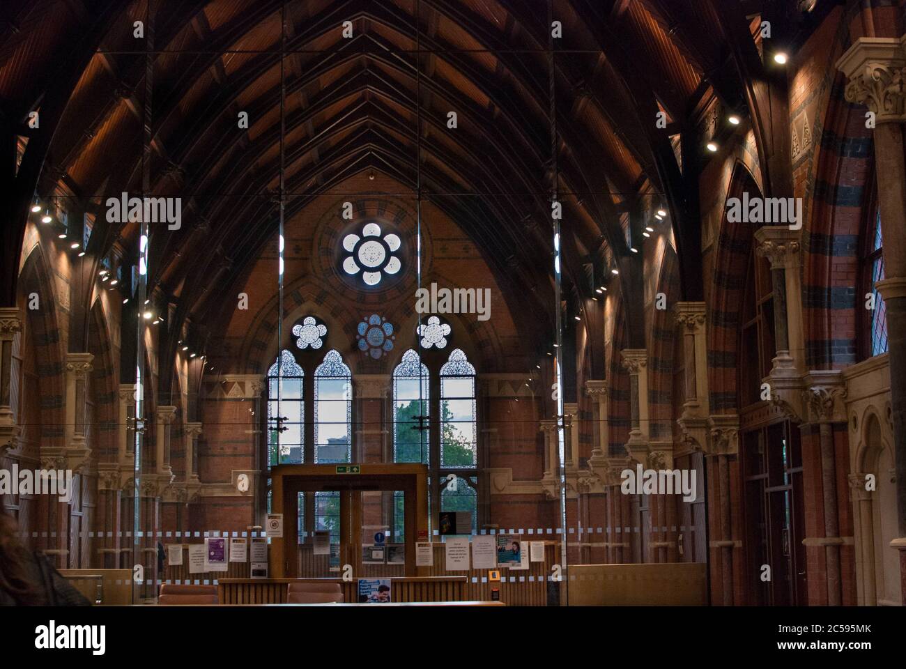 All'interno della Biblioteca della Scuola di Laurea della Queen University di Belfast Foto Stock