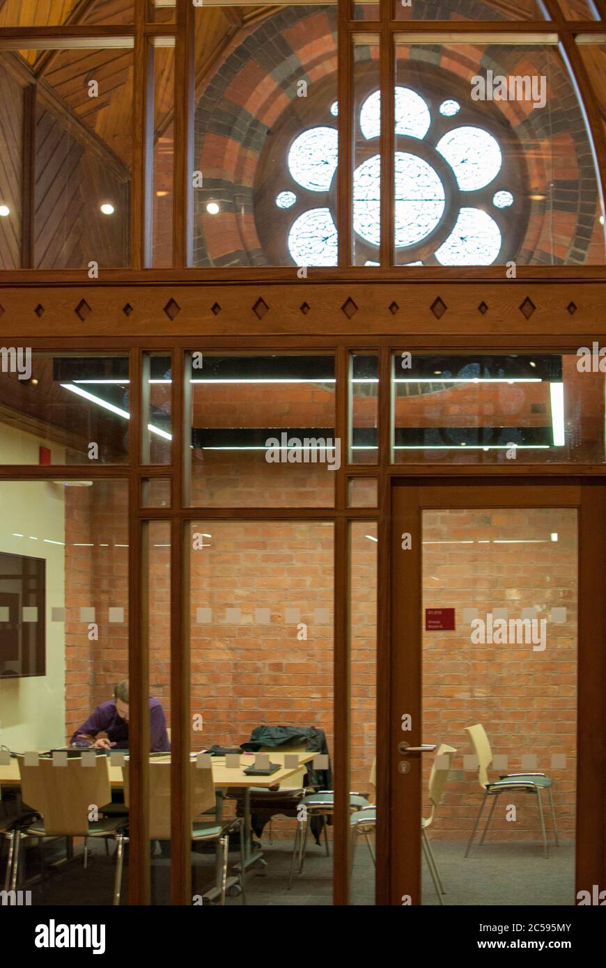 All'interno della Biblioteca della Scuola di Laurea della Queen University di Belfast Foto Stock