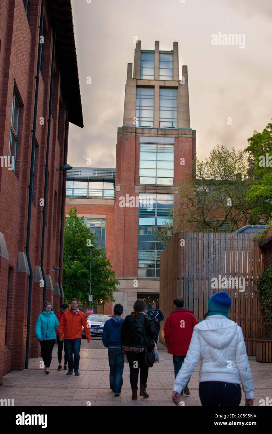 Al di fuori della Scuola di Laurea della Queen University di Belfast Foto Stock