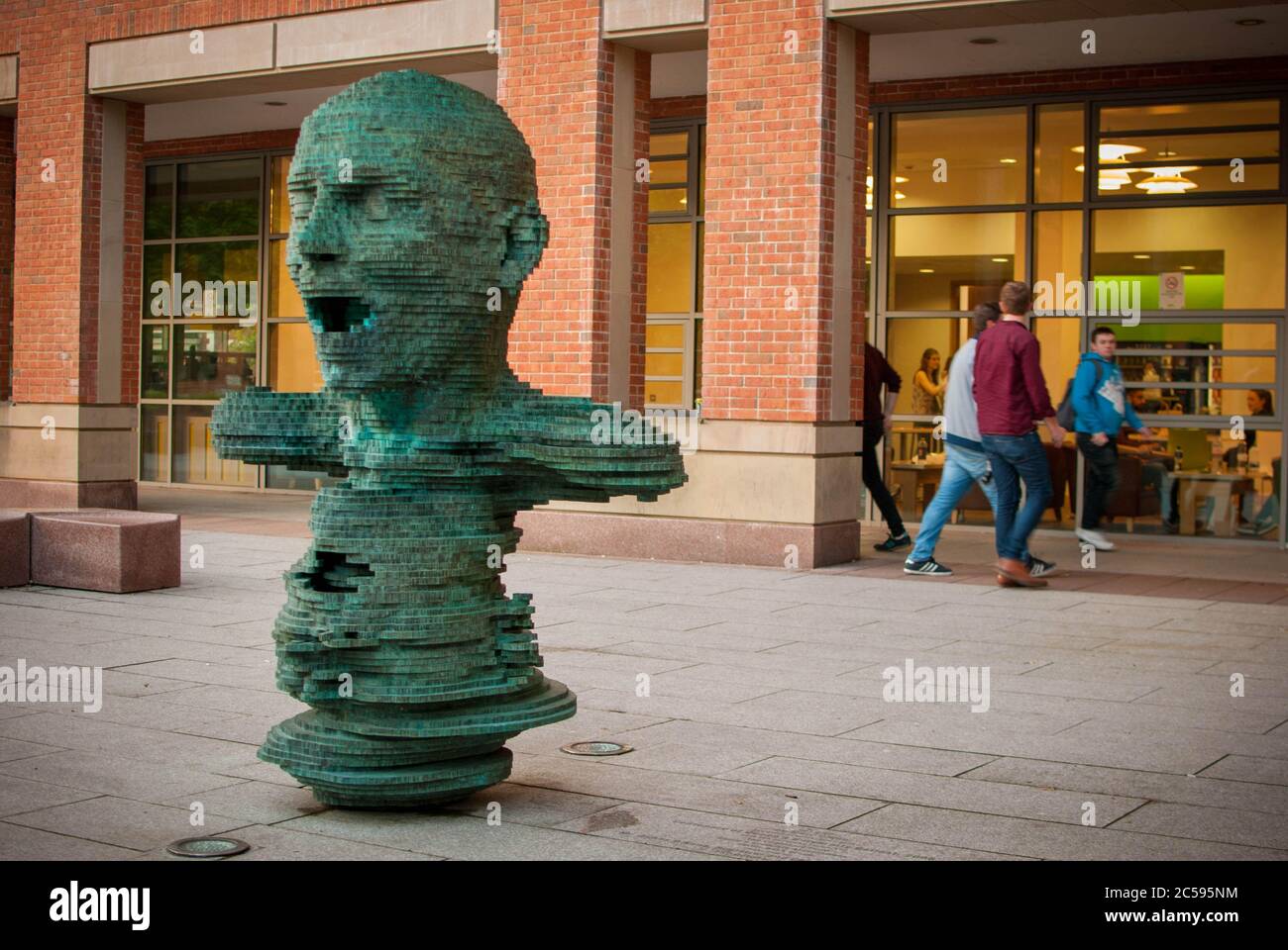 Opere d'arte al di fuori della Scuola di Laurea della Queen University Di Belfast Foto Stock