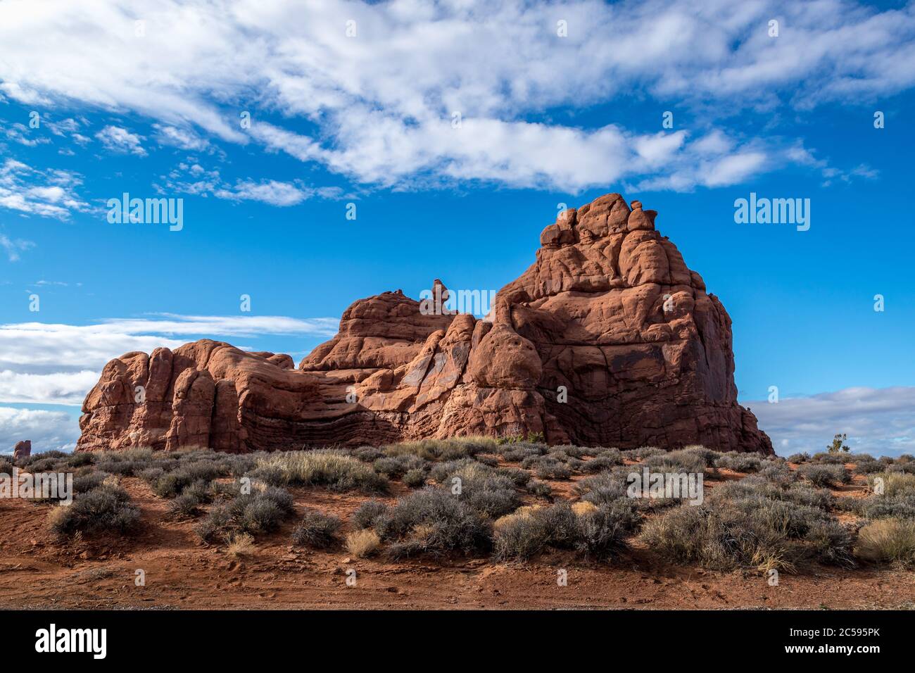 Splendide formazioni rocciose di arenaria lungo Windows Road, Arches National Park, Moab, Utah Foto Stock