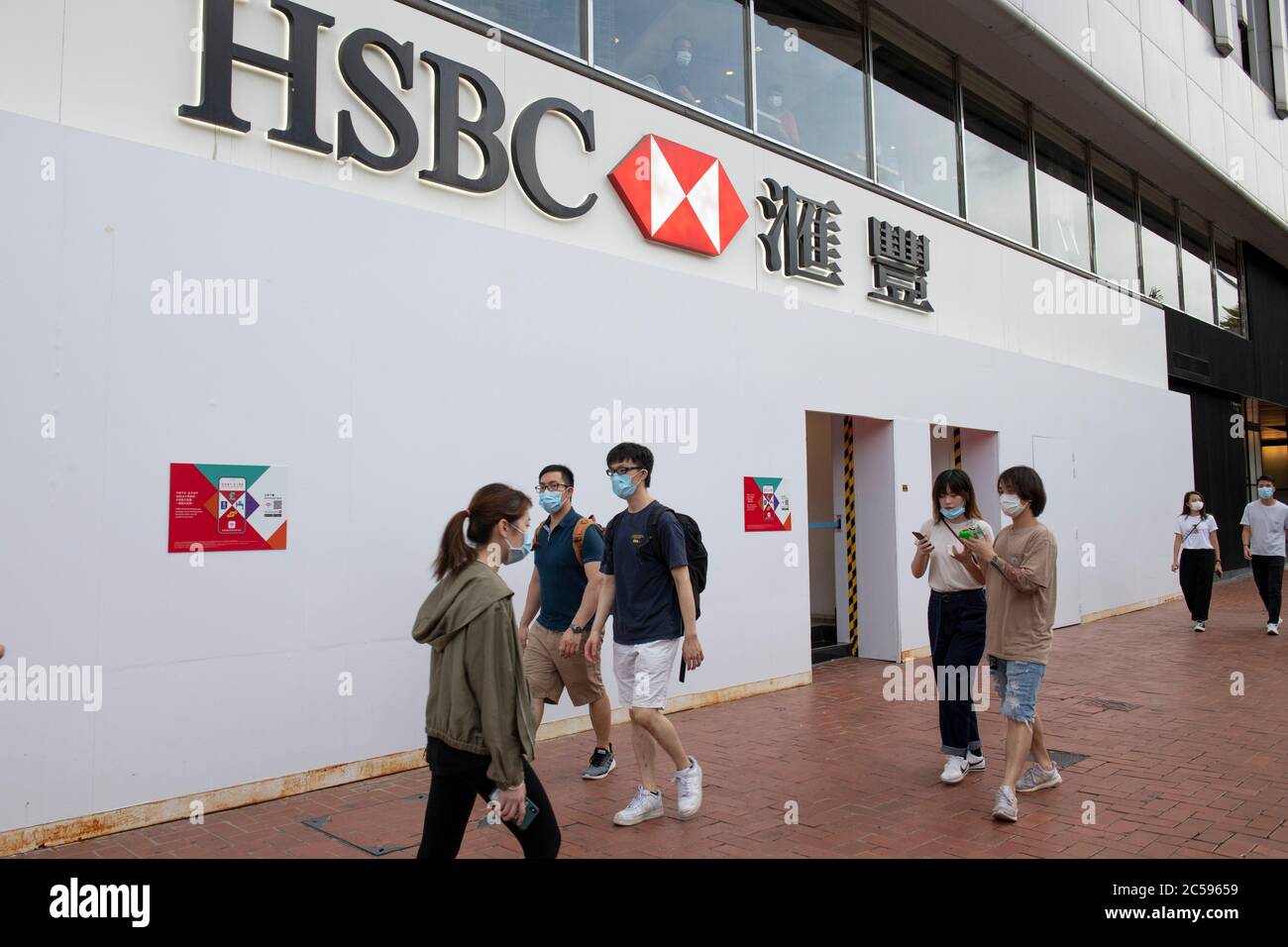 Hong Kong, Hong Kong, Cina. 1 luglio 2020. Varie banche e negozi fortificati per proteggere contro il vandalismo per i loro legami con la Cina. HSBC Causeway Bay ha la banca e tutti gli accessi al Bancomat nascosto. Hong Kong Special Administrative Region Establishment Day. Ventitre anni dopo che Hong Kong è stato riconpassato dalla Gran Bretagna al governo cinese, Pechino sta spingendo per attuare nuove e severe leggi sulla sicurezza nazionale che sopprimeranno le proteste a favore della democrazia che si sono manifestate in città. Infrangerà la dichiarazione congiunta sino-britannica in cui la Cina ha accettato l’unico paese, Due sistemi government. Il divieto di trad Foto Stock