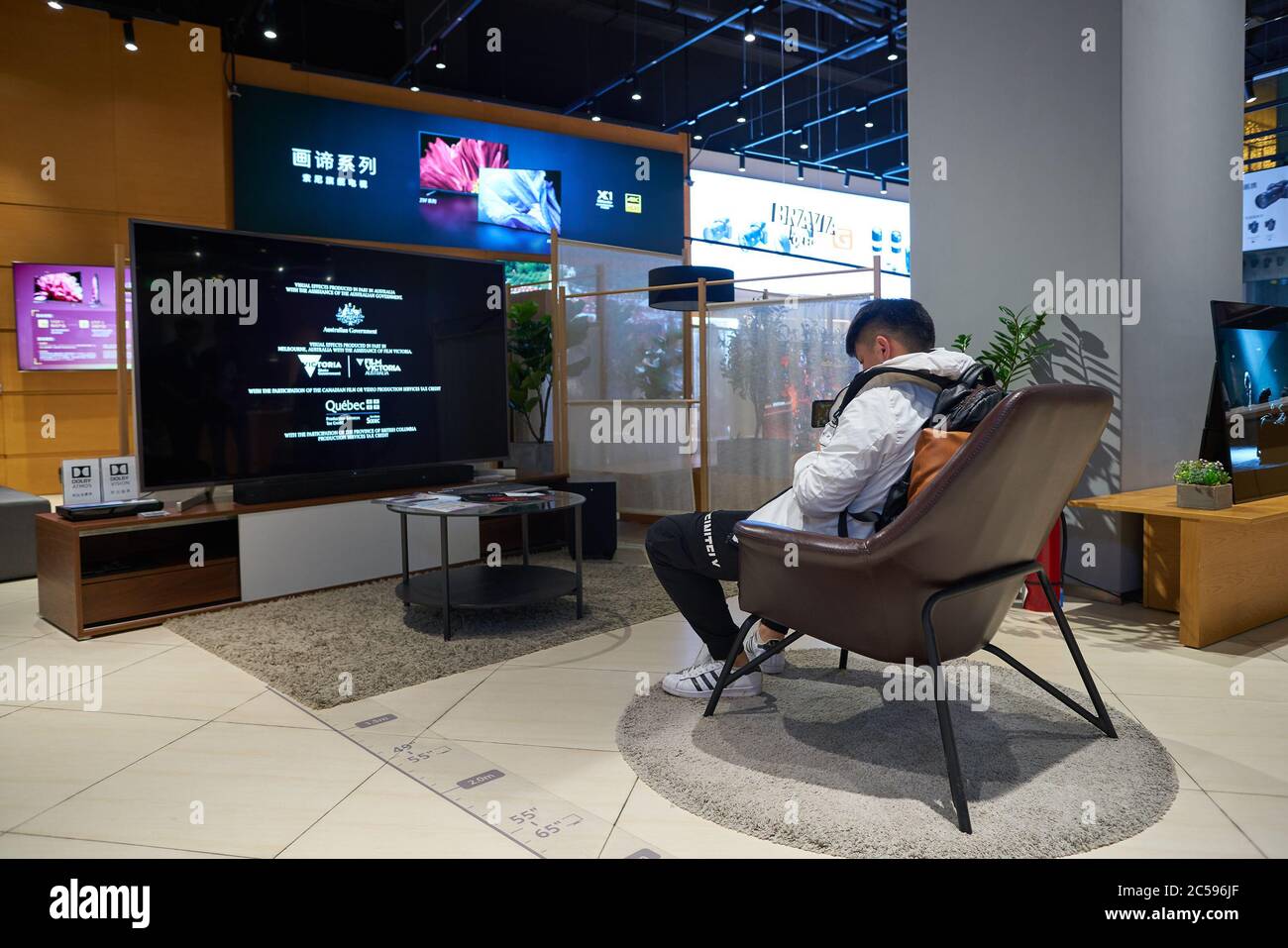 SHENZHEN, CINA - CIRCA APRILE 2019: La TV è in mostra presso il Sony Store di UpperHills durante il Sony Expo 2019. Foto Stock