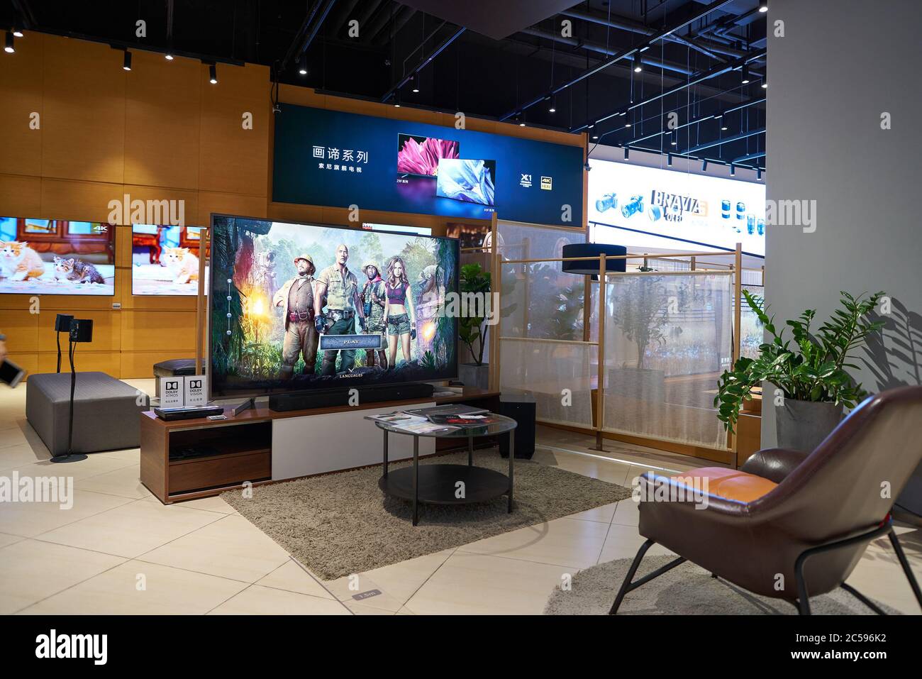 SHENZHEN, CINA - CIRCA APRILE 2019: La TV è in mostra presso il Sony Store di UpperHills durante il Sony Expo 2019. Foto Stock