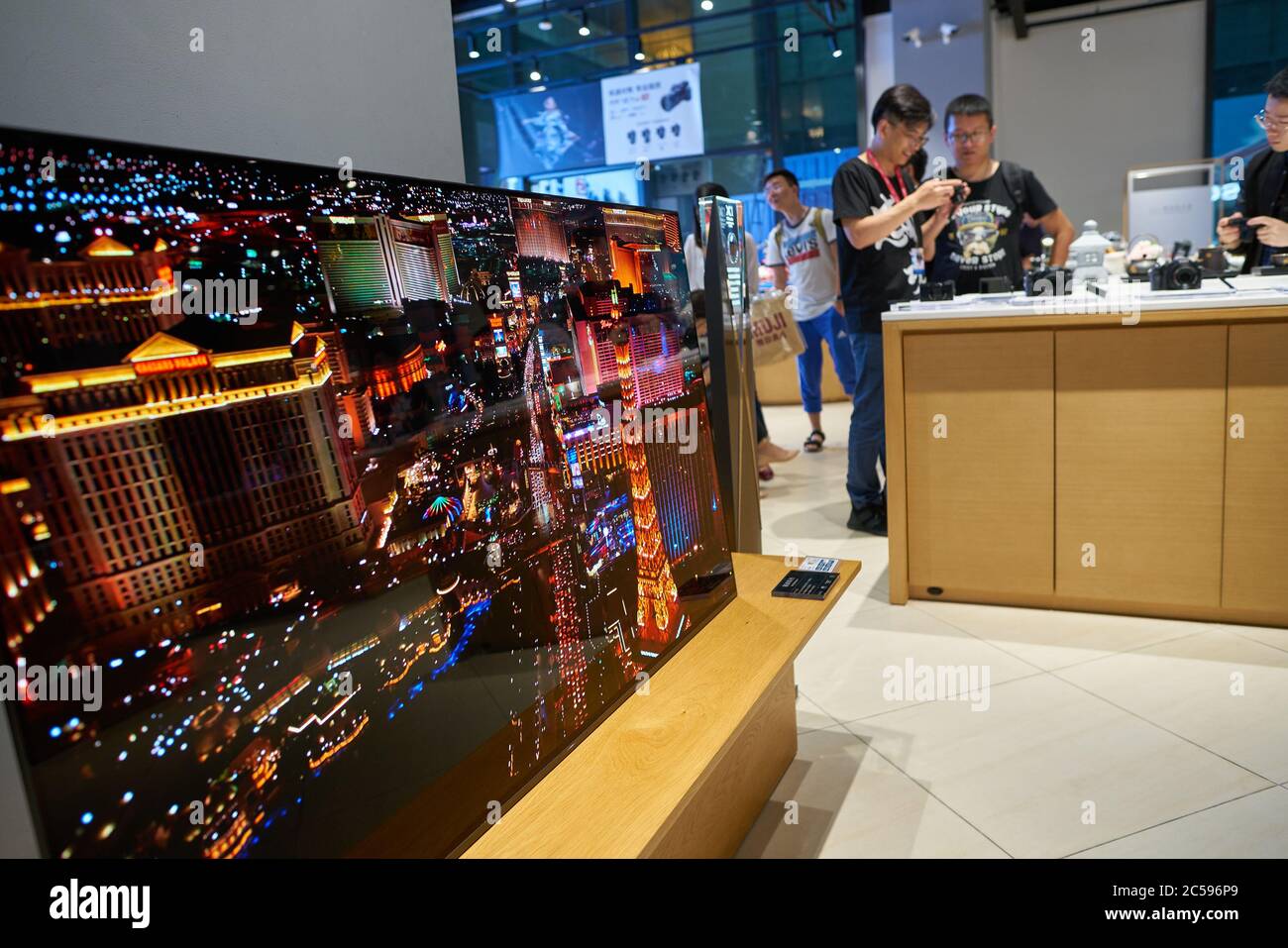 SHENZHEN, CINA - CIRCA APRILE 2019: La TV è in mostra presso il Sony Store di UpperHills durante il Sony Expo 2019. Foto Stock