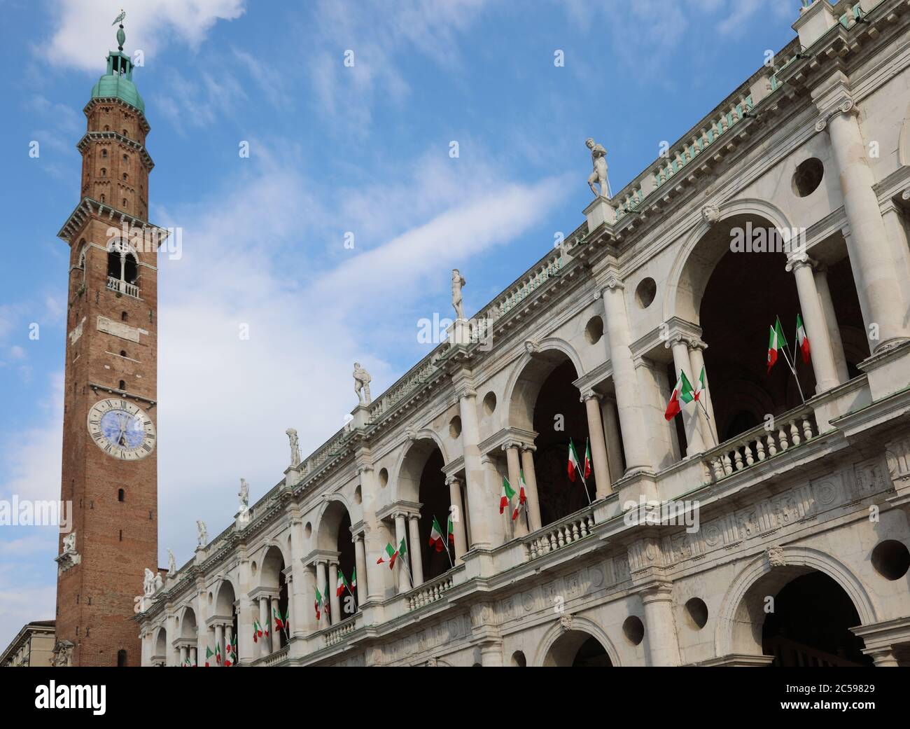 Alta torre dell'orologio e il punto di riferimento chiamato BASILICA PALLADIANA nella città DI VICENZA in Italia Foto Stock