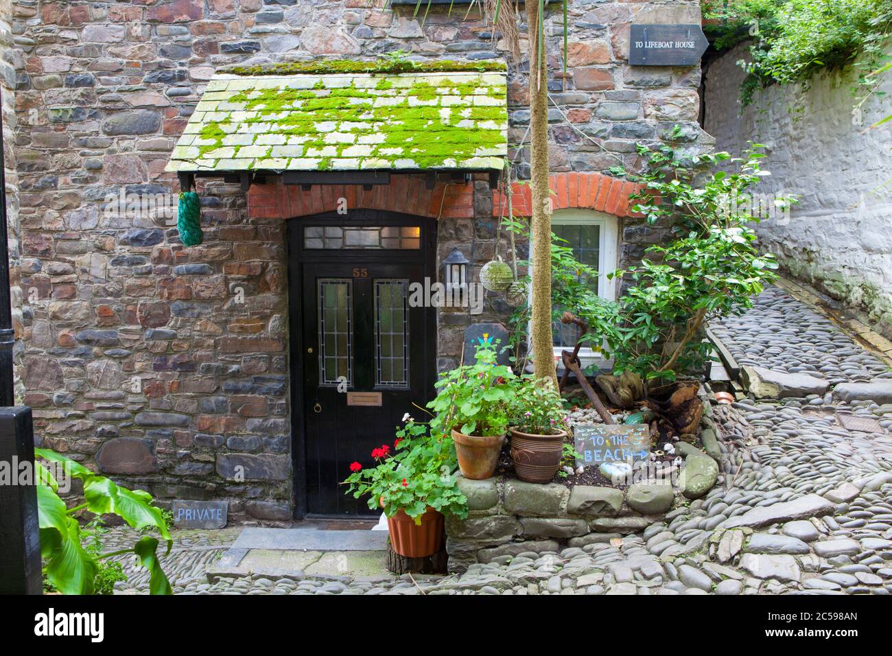 Porta di una casa a Clovelly, Devon del Nord. Foto Stock