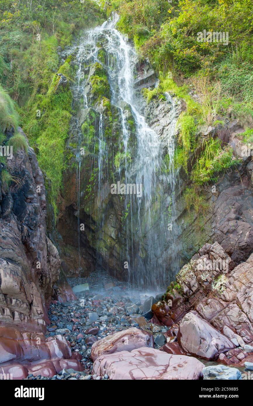 Cascata sulla spiaggia di Clovelly, North Devon, Inghilterra Foto Stock