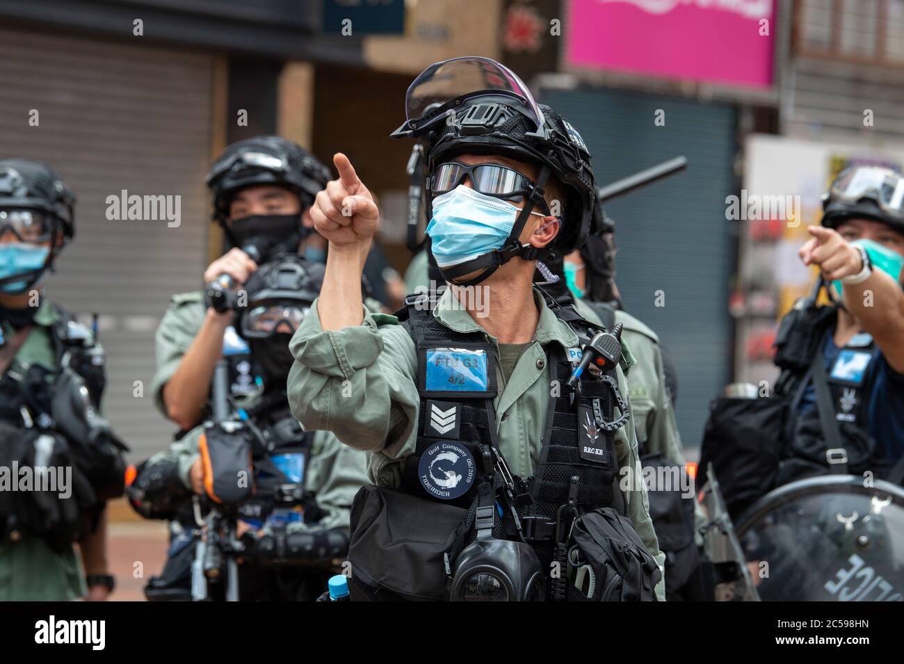 HONG KONG, HONG KONG SAR, CINA: 1 LUGLIO 2020.Police trattare con la protesta illegale march.Hong Kong Special Administrative Region Establishment Day. Ventitre anni dopo che Hong Kong è stato riconpassato dalla Gran Bretagna al governo cinese, Pechino sta spingendo per attuare nuove e severe leggi sulla sicurezza nazionale che sopprimeranno le proteste a favore della democrazia che si sono manifestate in città. Infrangerà la dichiarazione congiunta sino-britannica in cui la Cina ha accettato il governo di un paese e di due sistemi. Il divieto delle marce tradizionali per la prima volta, ha infuriato il pubblico. Alamy Live News/Jayne Russell Foto Stock