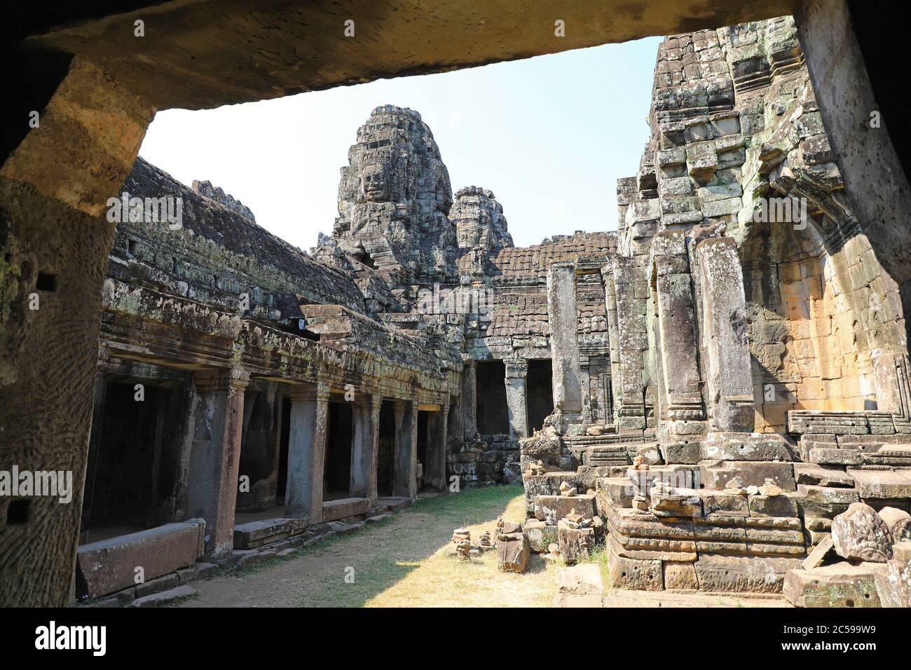 Il Bayon al complesso del tempio di Angkor Thom, Siem Reap, Cambogia, Asia Foto Stock